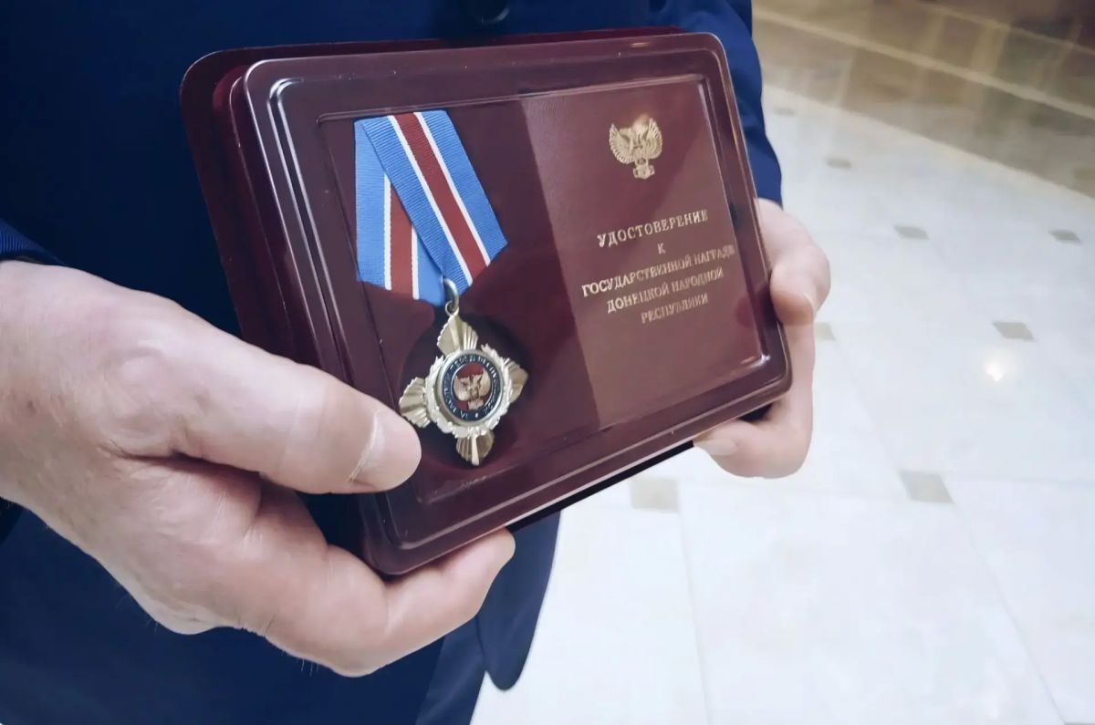 Александр Волошин: Сегодня от имени Главы ДНР Дениса Владимировича Пушилина вручил знак отличия «За заслуги перед Республикой» III степени Петру Владимировичу Царькову Александр Волошин: Сегодня от имени Главы ДНР Дениса Владимировича Пушилина вручил знак отличия «За заслуги перед Республикой» III степени Петру Владимировичу Царькову