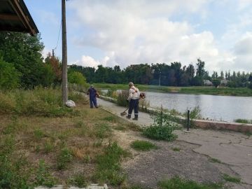 В рамках реализации акции "Маленькие Добрые Дела", по просьбе жителей, активисты ПО №569 совместно с представителями МУП АГМ "Перспектива" совершили покос сорных и карантинных трав на территории водоема "ЭРА"