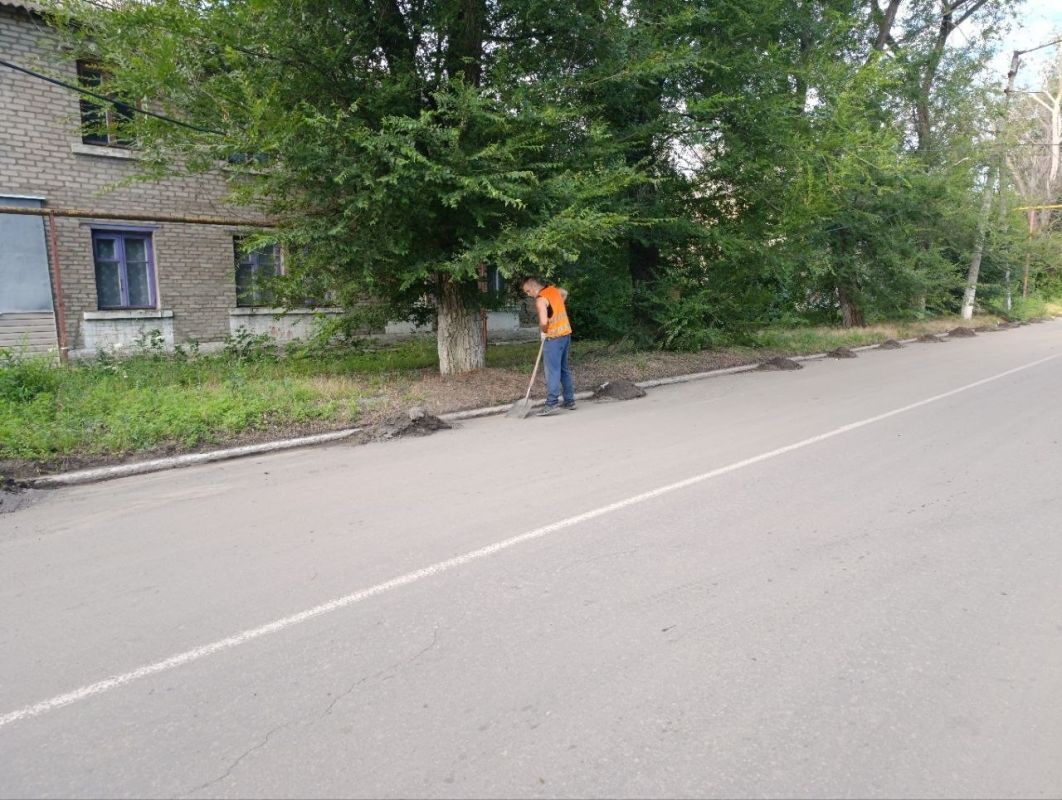 В Ждановке проводят работы по содержанию автомобильных дорог общего пользования местного значения В Ждановке проводят работы по содержанию автомобильных дорог общего пользования местного значения
