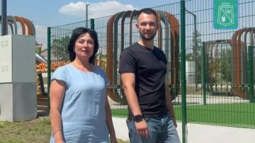 Наталья Великодная: Вместе с Сергеем Добровольским, руководителем Донецкого регионального отделения «Молодой Гвардии Единой России», посетила обновленный парк «Жемчужина детства» в селе Гранитное