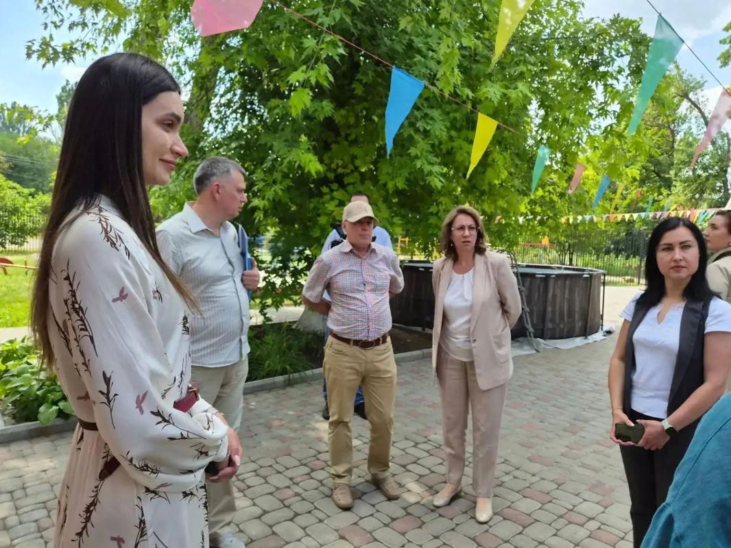 Евгений Поплавский: Вчера наш округ с рабочим визитом посетили заместитель Председателя Правительства ДНР Лариса Толстыкина, Министр труда и соцзащиты ДНР Алексей Исаев и Уполномоченный по правам ребенка в ДНР Таисия... Евгений Поплавский: Вчера наш округ с рабочим визитом посетили заместитель Председателя Правительства ДНР Лариса Толстыкина, Министр труда и соцзащиты ДНР Алексей Исаев и Уполномоченный по правам ребенка в ДНР Таисия...