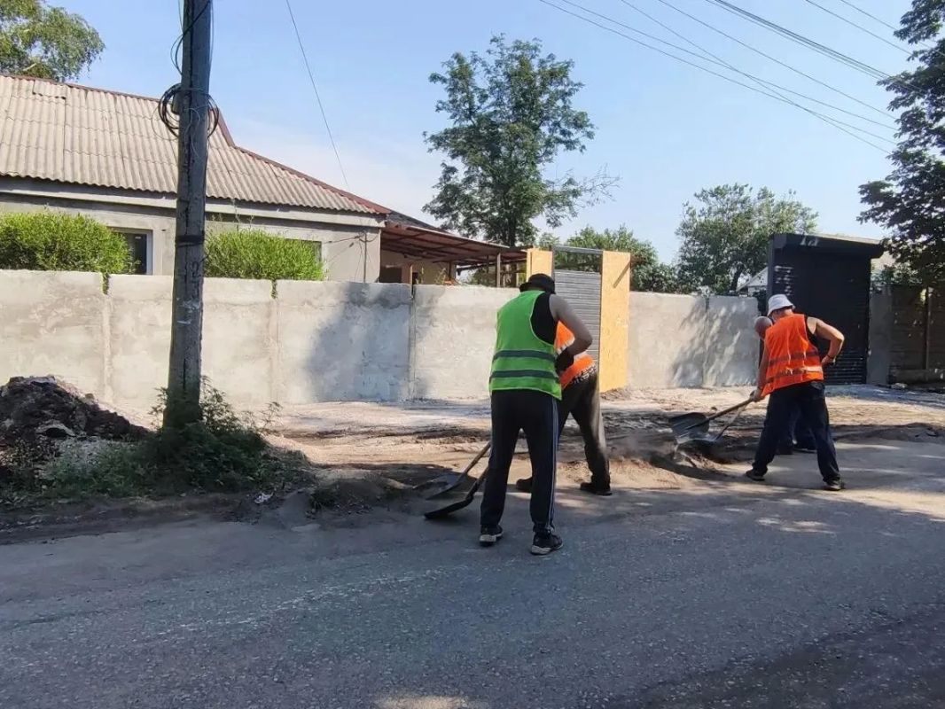 В Шахтерске проводят работы по содержанию улично-дорожной сети В Шахтерске проводят работы по содержанию улично-дорожной сети