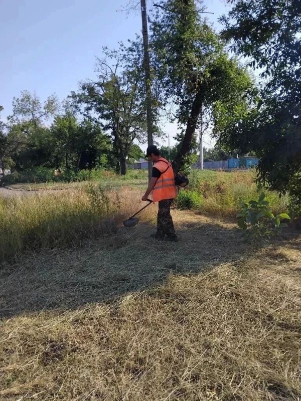 Коммунальщики Снежного продолжают благоустраивать территории общего пользования Коммунальщики Снежного продолжают благоустраивать территории общего пользования