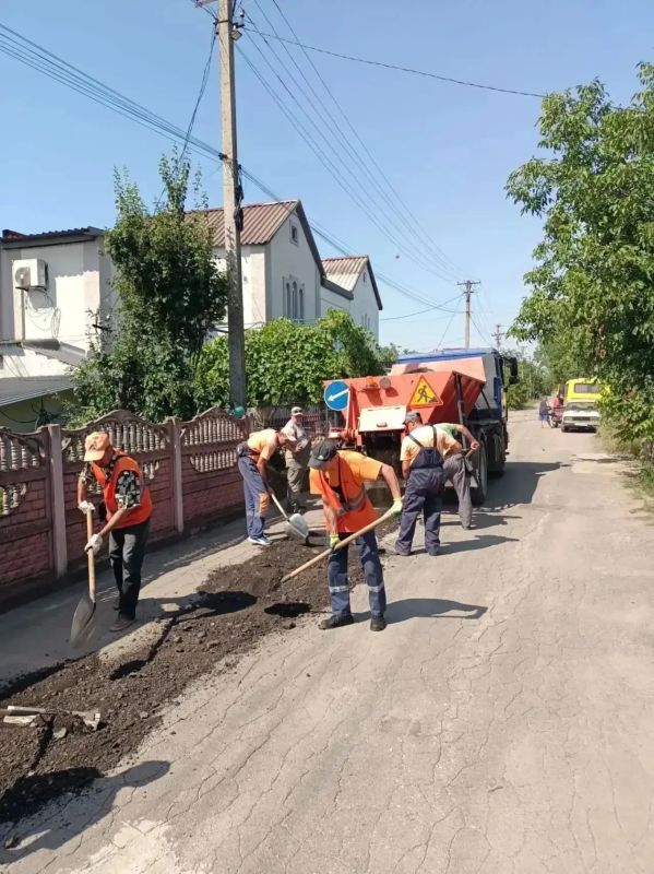 Сотрудники «Уютного города» продолжают благоустраивать территории всех районов Мариуполя Сотрудники «Уютного города» продолжают благоустраивать территории всех районов Мариуполя