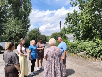 22 июля, Роман Грицай, начальник Пелагеевского территориального отдела администрации городского округа Торез, провел встречу с населением по адресу: пересечение ул. Горнопромышленная и ул. Молодежная