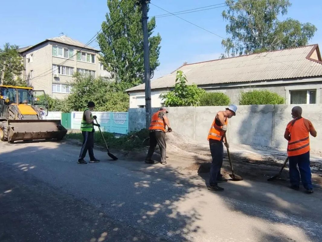 В Шахтерске проводят работы по содержанию улично-дорожной сети