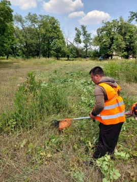 В Дебальцево продолжаются работы по содержанию и благоустройству городских парков