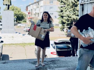 Депутаты Народного Совета Марина Каплянок, Денис Островский, Дмитрий Дикий, Евгений Белашев и Юрий Афендиков передали гуманитарную помощь социально незащищенным категориям граждан, а также жителям пункта временного размещения