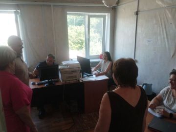 Состоялась рабочая встреча депутата Тельмановского муниципального совета Сергея Мелащука с коллективом Контрольносчётной палаты Тельмановского муниципального округа!