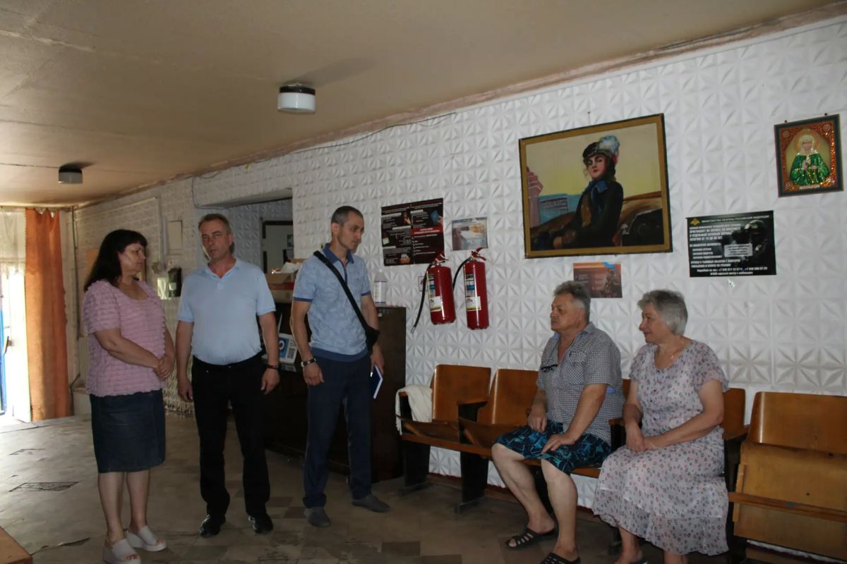 Сегодня в ПВР города Енакиево первый заместитель Главы Администрации округа Олег Берзения провел встречу с эвакуированными гражданами Краснолиманщины Сегодня в ПВР города Енакиево первый заместитель Главы Администрации округа Олег Берзения провел встречу с эвакуированными гражданами Краснолиманщины