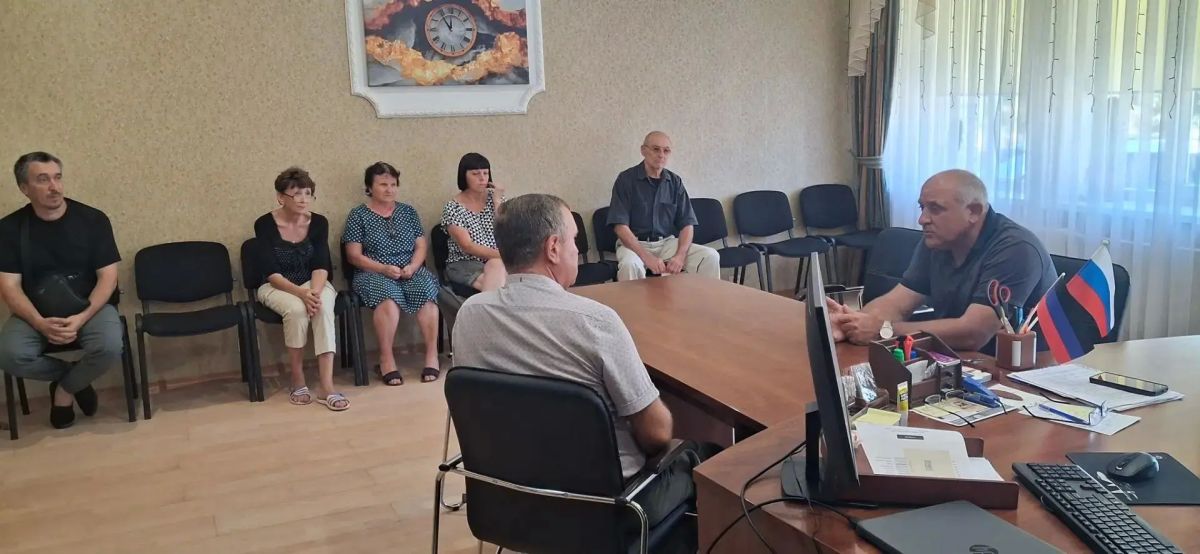 Председатель Мангушского муниципального совета Михаил Ставрулов и заведующий Урзуфским территориальным сектором Николай Аджавенко провели рабочую встречу с жителями села Урзуф