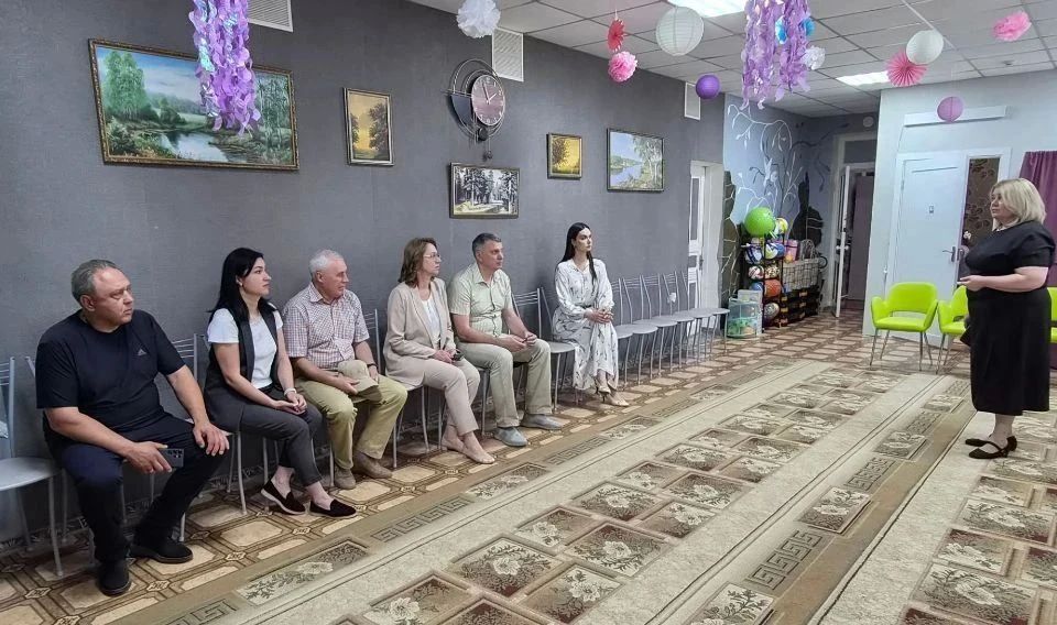 Евгений Поплавский: Вчера наш округ с рабочим визитом посетили заместитель Председателя Правительства ДНР Лариса Толстыкина, Министр труда и соцзащиты ДНР Алексей Исаев и Уполномоченный по правам ребенка в ДНР Таисия... Евгений Поплавский: Вчера наш округ с рабочим визитом посетили заместитель Председателя Правительства ДНР Лариса Толстыкина, Министр труда и соцзащиты ДНР Алексей Исаев и Уполномоченный по правам ребенка в ДНР Таисия...