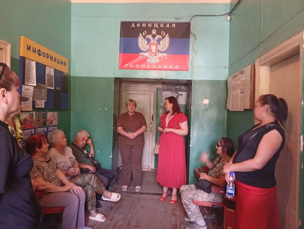 Сегодня, 22 июля 2026 года, в рамках проектов «Управдом» и "Школа ЖКХ", депутат Донецкого городского совета ДНР Елена Сорокина провела встречу с жителями по адресу ул. Ермоловой, 13 Сегодня, 22 июля 2026 года, в рамках проектов «Управдом» и "Школа ЖКХ", депутат Донецкого городского совета ДНР Елена Сорокина провела встречу с жителями по адресу ул. Ермоловой, 13