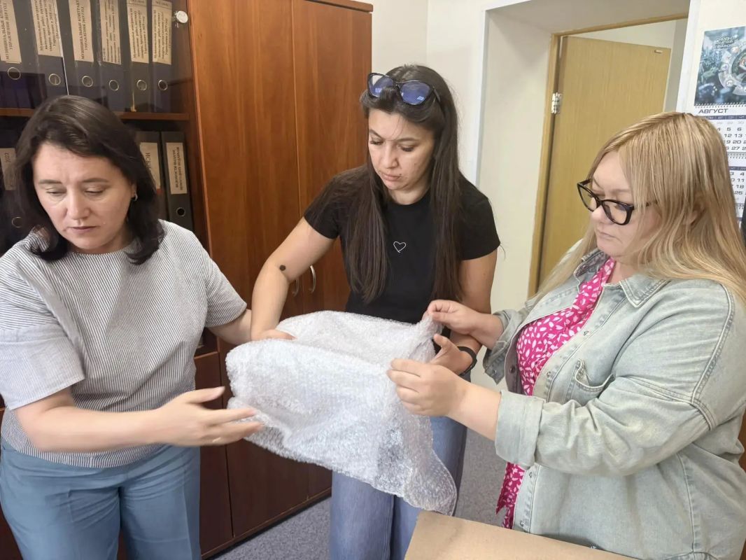 Сотрудники управления по труду и соцзащите ЯНАО подготовили подарки жителям села Свободное Волновахского округа Сотрудники управления по труду и соцзащите ЯНАО подготовили подарки жителям села Свободное Волновахского округа
