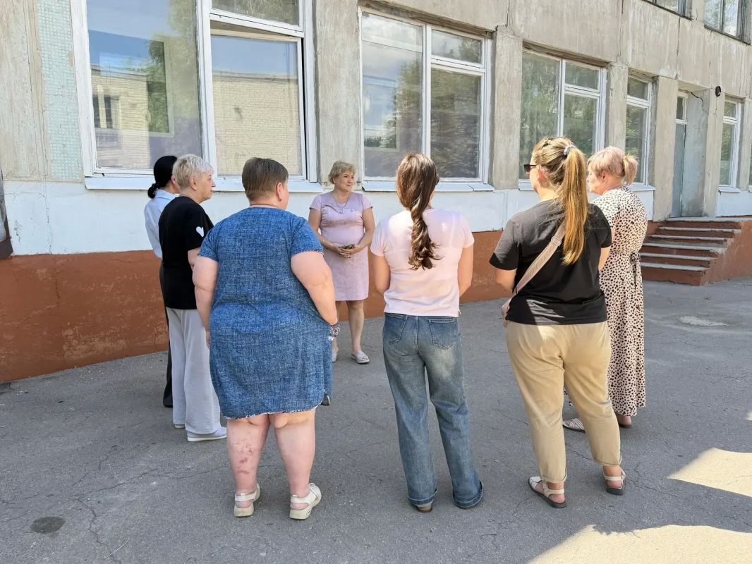 Сегодня, 22 июля, заместитель руководителя Управы Центрально-Городского внутригородского Лариса Онищенко провела встречу по адресу: кв-л Железнодорожный , 33 Сегодня, 22 июля, заместитель руководителя Управы Центрально-Городского внутригородского Лариса Онищенко провела встречу по адресу: кв-л Железнодорожный , 33