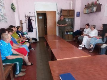 Глава Амвросиевского муниципального округа Игорь Лызов встретился с сотрудниками Амвросиевского ДК им. Кирова