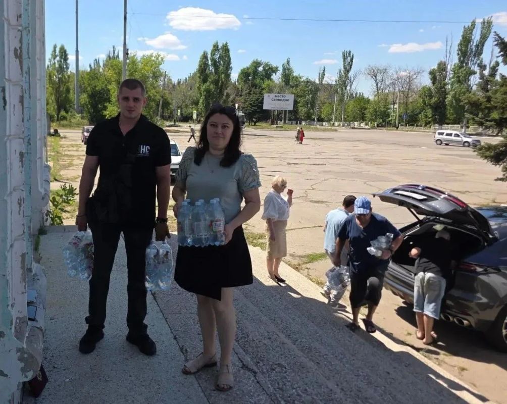 Депутаты Народного Совета Марина Каплянок, Денис Островский, Дмитрий Дикий, Евгений Белашев и Юрий Афендиков передали гуманитарную помощь социально незащищенным категориям граждан, а также жителям пункта временного размещения Депутаты Народного Совета Марина Каплянок, Денис Островский, Дмитрий Дикий, Евгений Белашев и Юрий Афендиков передали гуманитарную помощь социально незащищенным категориям граждан, а также жителям пункта временного размещения