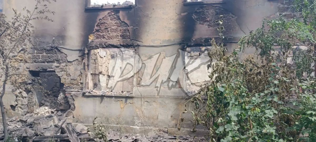 Иван Приходько: Уничтоженное в результате атаки дрона украинских террористов домостроение в Никитовском районе Горловки Иван Приходько: Уничтоженное в результате атаки дрона украинских террористов домостроение в Никитовском районе Горловки