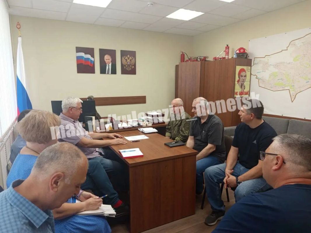 Сегодня состоялась рабочая встреча заместителя главы администрации городского округа Донецк с сотрудниками режимномобилизационного отдела администрации г.о. Донецк Сегодня состоялась рабочая встреча заместителя главы администрации городского округа Донецк с сотрудниками режимномобилизационного отдела администрации г.о. Донецк