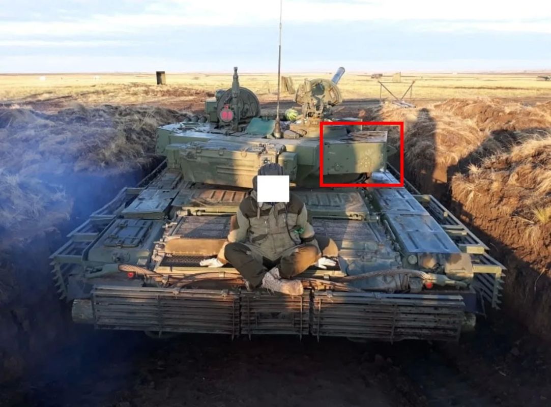 Удар FPV-дрона ВСУ, предположительно, по Т-72Б3А с КАЗ "Арена-М" в районе села Маяк на Добропольском направлении Удар FPV-дрона ВСУ, предположительно, по Т-72Б3А с КАЗ "Арена-М" в районе села Маяк на Добропольском направлении