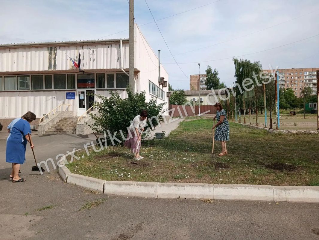 Сотрудники учреждений спорта, культуры и образования присоединились к еженедельной акции «Чистый четверг» Сотрудники учреждений спорта, культуры и образования присоединились к еженедельной акции «Чистый четверг»