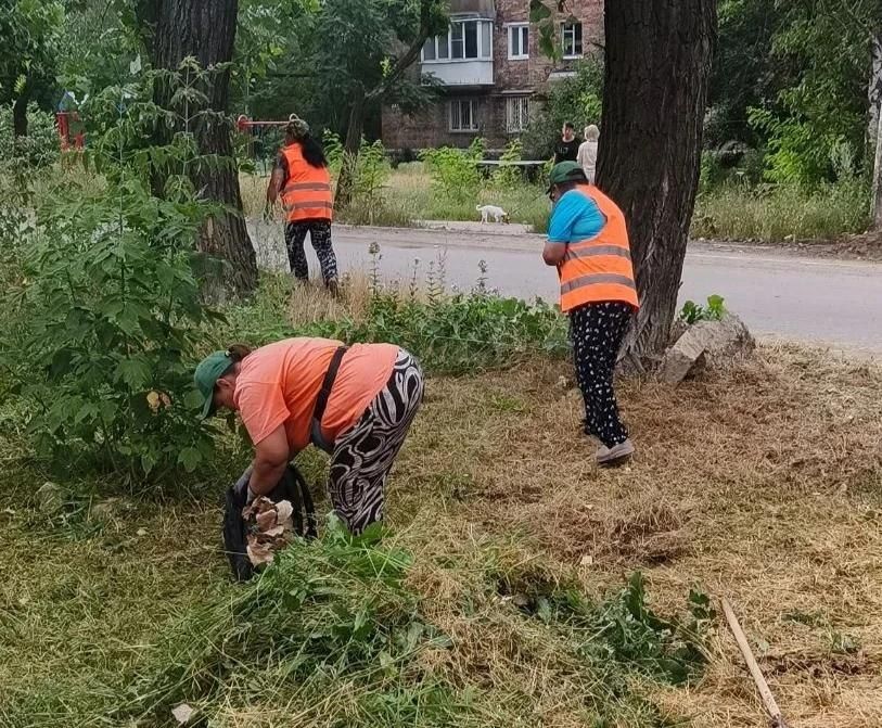Сотрудники Управы Кировского района совместно с МУП АГОД ДНР "Зеленое строительство г. Донецка" присоединились к экологической акции «Чистый четверг», которая проходит в рамках проекта «Городская среда» Сотрудники Управы Кировского района совместно с МУП АГОД ДНР "Зеленое строительство г. Донецка" присоединились к экологической акции «Чистый четверг», которая проходит в рамках проекта «Городская среда»