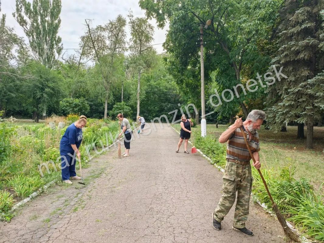 Сотрудники учреждений спорта, культуры и образования присоединились к еженедельной акции «Чистый четверг» Сотрудники учреждений спорта, культуры и образования присоединились к еженедельной акции «Чистый четверг»