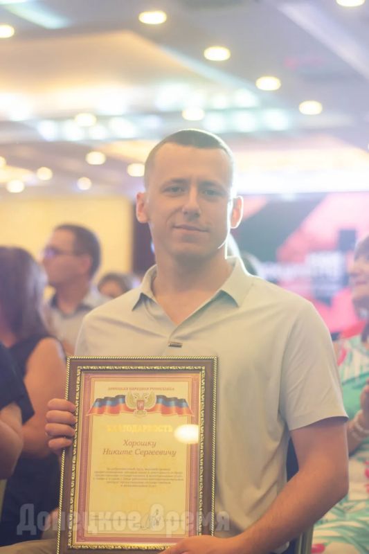 Для них нет «красной зоны»: сотрудники МФЦ идут туда, где людей почти не осталось, и где ежедневно выстраиваются очереди Для них нет «красной зоны»: сотрудники МФЦ идут туда, где людей почти не осталось, и где ежедневно выстраиваются очереди