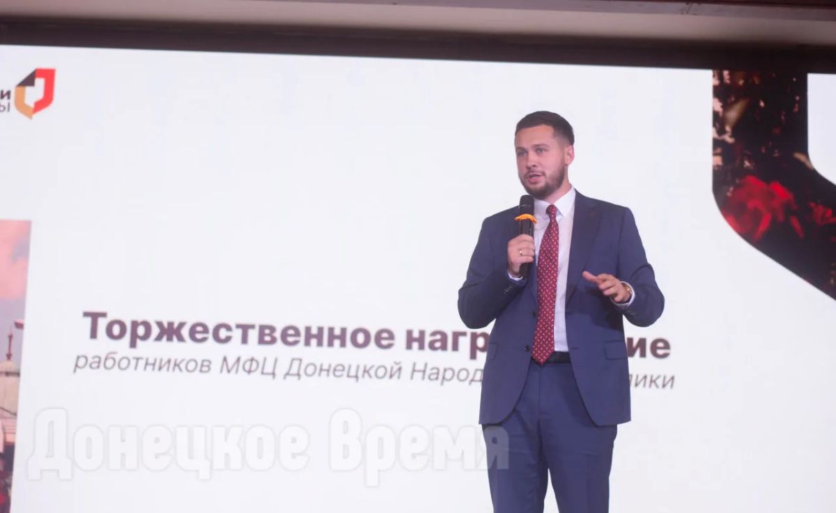 Для них нет «красной зоны»: сотрудники МФЦ идут туда, где людей почти не осталось, и где ежедневно выстраиваются очереди Для них нет «красной зоны»: сотрудники МФЦ идут туда, где людей почти не осталось, и где ежедневно выстраиваются очереди