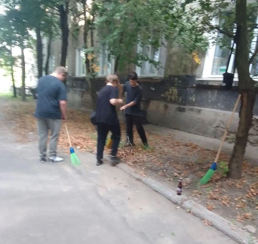Сегодня, 23 июля, в рамках акции «Чистый четверг», сотрудниками и учащимися Государственного бюджетного профессионального образовательного учреждения «Макеевский транспортно-технологический колледж» проведены работы по... Сегодня, 23 июля, в рамках акции «Чистый четверг», сотрудниками и учащимися Государственного бюджетного профессионального образовательного учреждения «Макеевский транспортно-технологический колледж» проведены работы по...