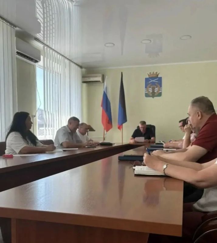 Виталий Золотнюк вместе с руководителем ассоциации здравоохранения ДНР Дмитрием Гарцевым провел встречу с трудовым коллективом Володарской центральной районной больницы и принял участие в заседании межведомственной рабочей... Виталий Золотнюк вместе с руководителем ассоциации здравоохранения ДНР Дмитрием Гарцевым провел встречу с трудовым коллективом Володарской центральной районной больницы и принял участие в заседании межведомственной рабочей...