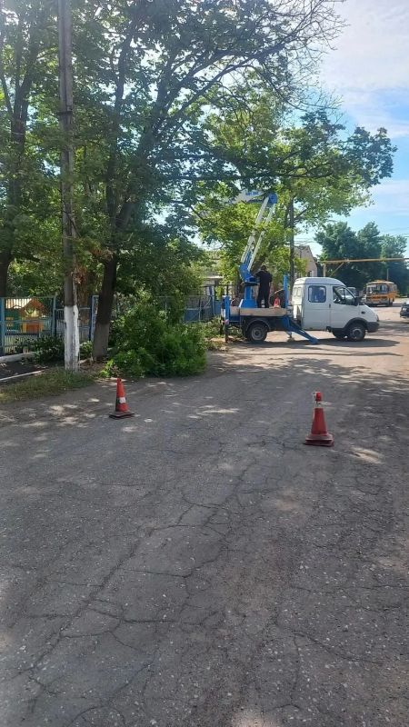 На территории Володарского муниципального округа исходя из ранее данных поручений Главы Донецкой Народной Республики Дениса Владимировича Пушилина продолжается спил и кронирование аварийных деревьев На территории Володарского муниципального округа исходя из ранее данных поручений Главы Донецкой Народной Республики Дениса Владимировича Пушилина продолжается спил и кронирование аварийных деревьев