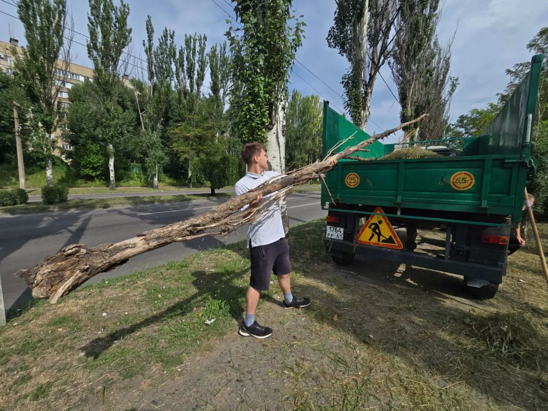 Сегодня, 23.07.2026, сотрудники Управы Ленинского внутригородского района Администрации городского округа Донецк, специалисты МУП АГОД ДНР «Зеленое строительство», молодежь Ленинского района приняли активное участие в акции... Сегодня, 23.07.2026, сотрудники Управы Ленинского внутригородского района Администрации городского округа Донецк, специалисты МУП АГОД ДНР «Зеленое строительство», молодежь Ленинского района приняли активное участие в акции...