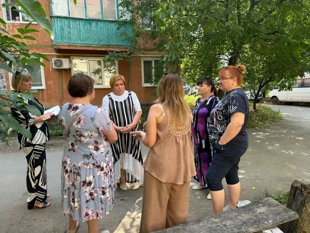 21 июля, депутат Народного Совета Донецкой Народной Республики Наталья Бурцева провела встречу с жителями района на подведомственной территории по адресу: квартал «Химик», 8 21 июля, депутат Народного Совета Донецкой Народной Республики Наталья Бурцева провела встречу с жителями района на подведомственной территории по адресу: квартал «Химик», 8