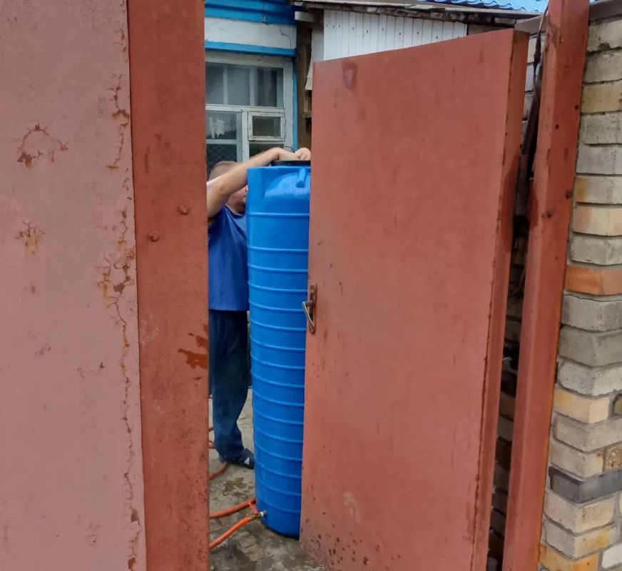 Сегодня, 23 июля, в Кировском внутригородском районе при поддержке региона-шефа Московская область согласно поступившим заявкам произведен подвоз воды для жителей пос