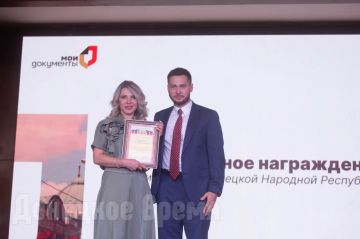 Для них нет «красной зоны»: сотрудники МФЦ идут туда, где людей почти не осталось, и где ежедневно выстраиваются очереди