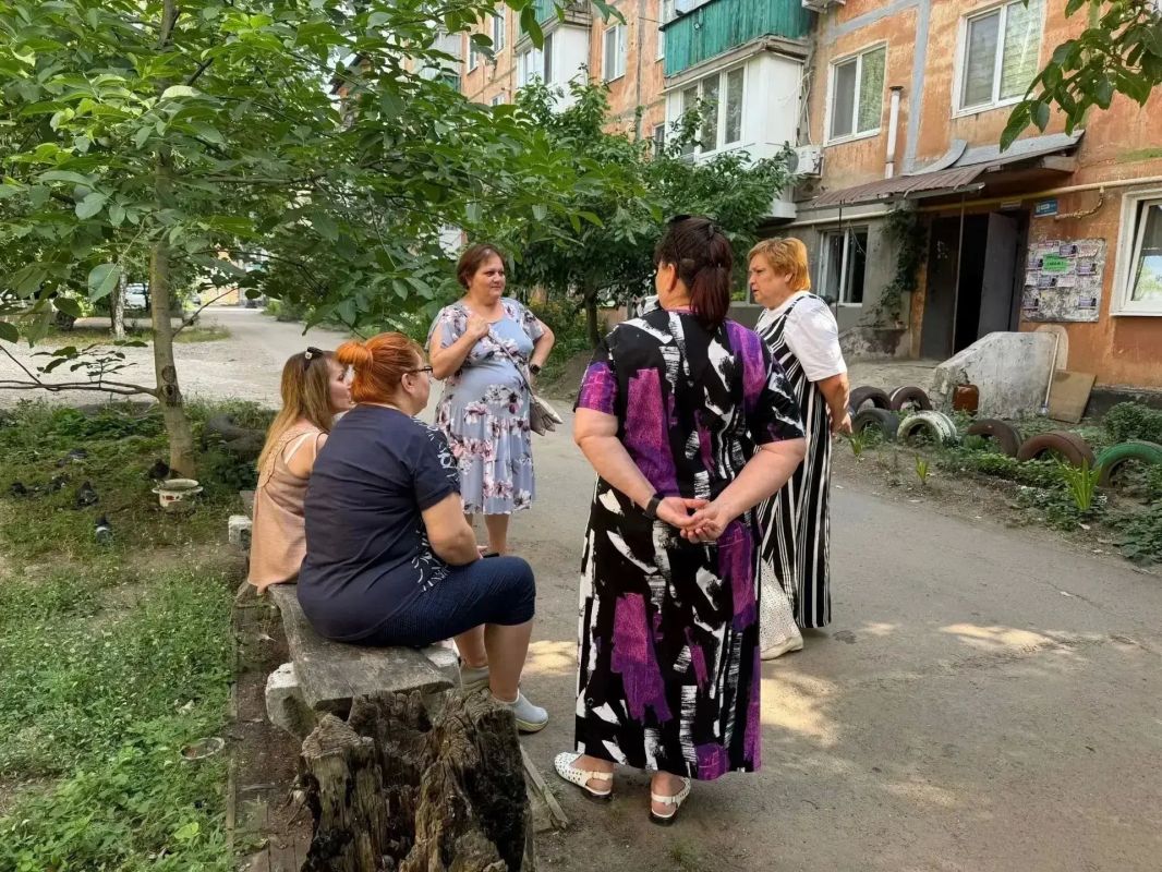 21 июля, депутат Народного Совета Донецкой Народной Республики Наталья Бурцева провела встречу с жителями района на подведомственной территории по адресу: квартал «Химик», 8