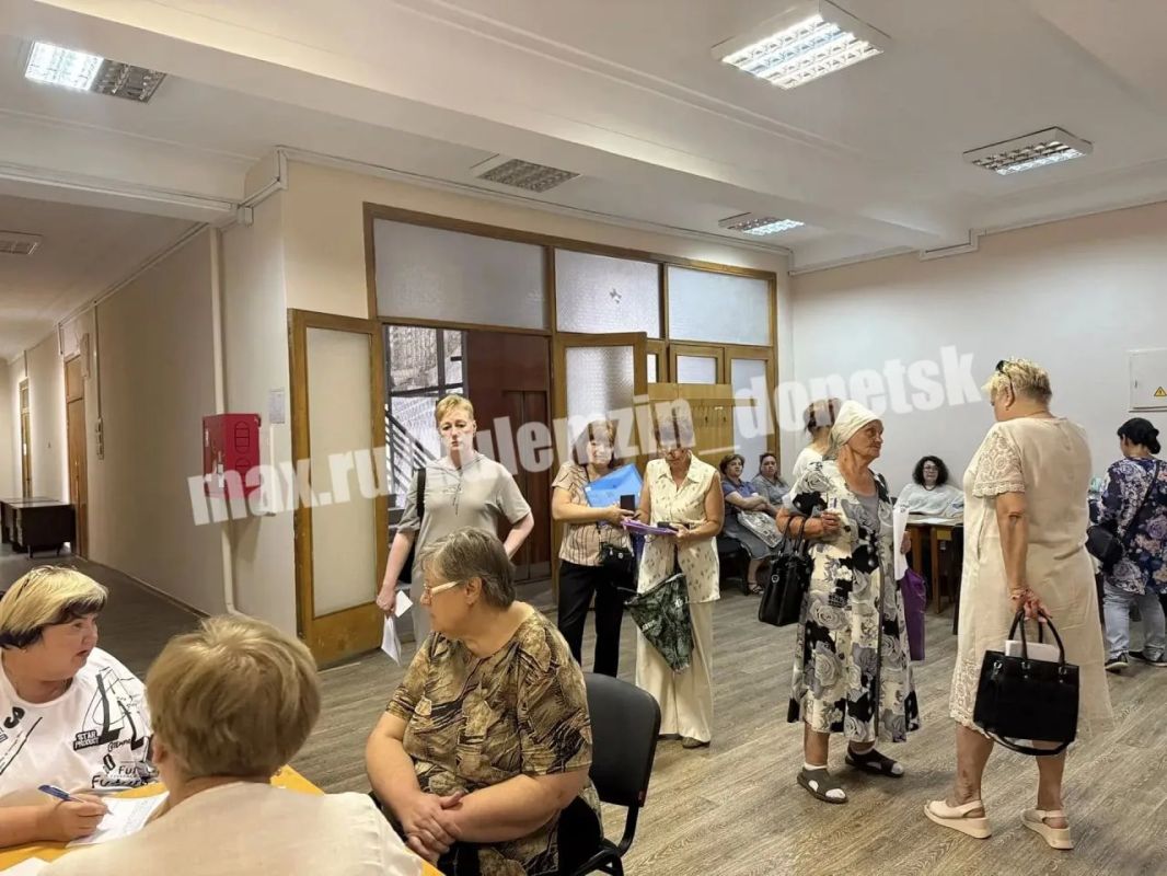 Сегодня советник главы администрации городского округа Донецк Николай Волков провёл приём граждан в общественной приёмной партии Сегодня советник главы администрации городского округа Донецк Николай Волков провёл приём граждан в общественной приёмной партии
