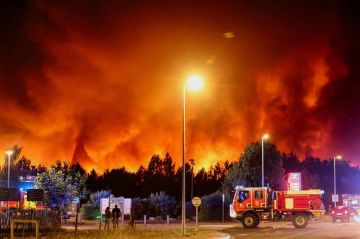 Лесной пожар во Франции бушует в популярном у туристов месте недалеко от города Бордо