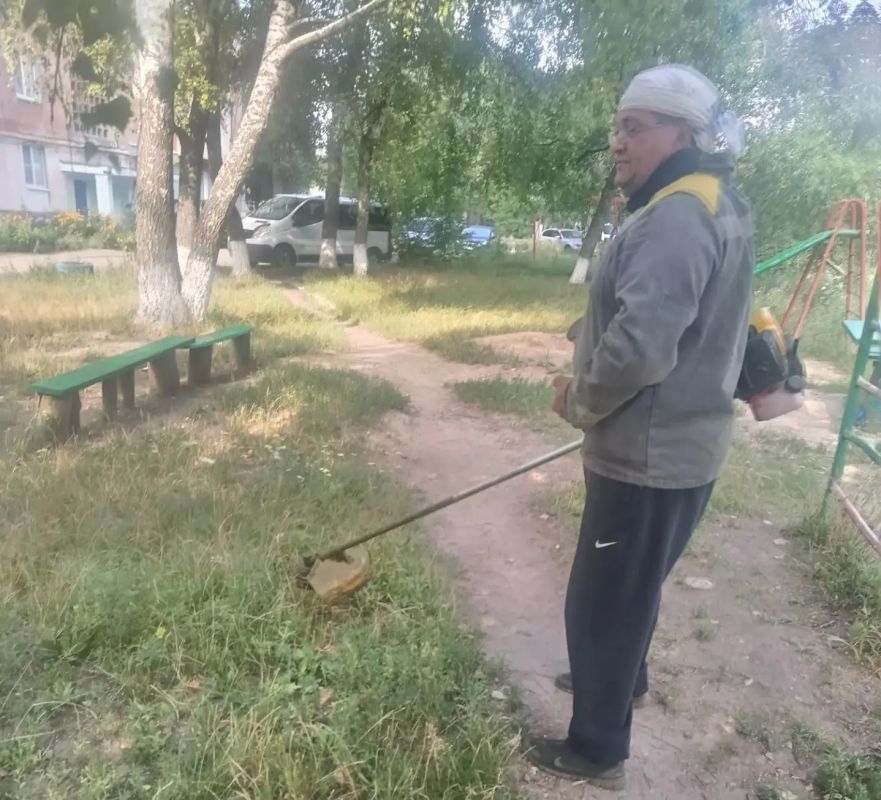 Сегодня, 23 июля, с целью приведения территории в надлежащее санитарное состояние в Кировском внутригородском районе города Макеевки силами Макеевского филиала УНКО «Единый региональный фонд по управлению многоквартирными... Сегодня, 23 июля, с целью приведения территории в надлежащее санитарное состояние в Кировском внутригородском районе города Макеевки силами Макеевского филиала УНКО «Единый региональный фонд по управлению многоквартирными...