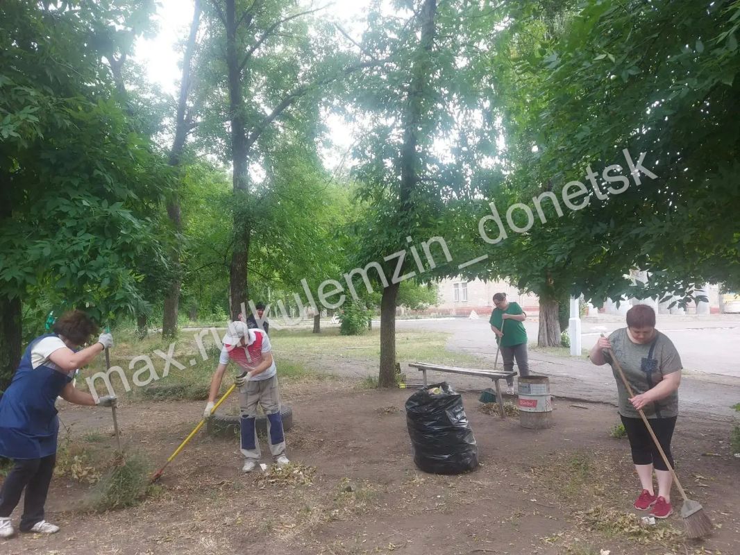 Сотрудники учреждений спорта, культуры и образования присоединились к еженедельной акции «Чистый четверг» Сотрудники учреждений спорта, культуры и образования присоединились к еженедельной акции «Чистый четверг»