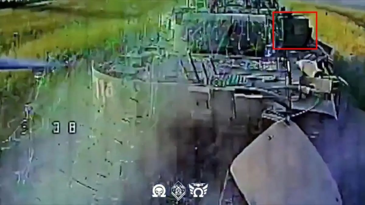 Удар FPV-дрона ВСУ, предположительно, по Т-72Б3А с КАЗ "Арена-М" в районе села Маяк на Добропольском направлении Удар FPV-дрона ВСУ, предположительно, по Т-72Б3А с КАЗ "Арена-М" в районе села Маяк на Добропольском направлении