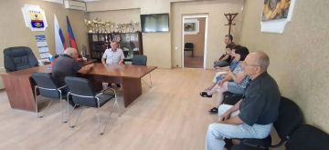Председатель Мангушского муниципального совета Михаил Ставрулов и заведующий Урзуфским территориальным сектором Николай Аджавенко провели рабочую встречу с жителями села Урзуф