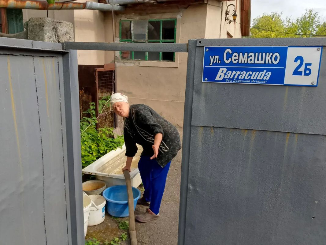 Сегодня, 23 июля, в Кировском внутригородском районе при поддержке региона-шефа Московская область согласно поступившим заявкам произведен подвоз воды для жителей пос Сегодня, 23 июля, в Кировском внутригородском районе при поддержке региона-шефа Московская область согласно поступившим заявкам произведен подвоз воды для жителей пос