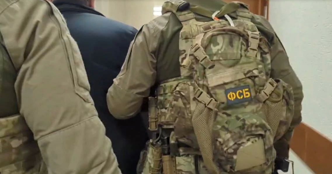 Сотрудниками УФСБ России по ДНР в январе 2025 года задержан с поличным житель Макеевки Никита Ковальчук при изъятии самодельного взрывного устройства из тайника