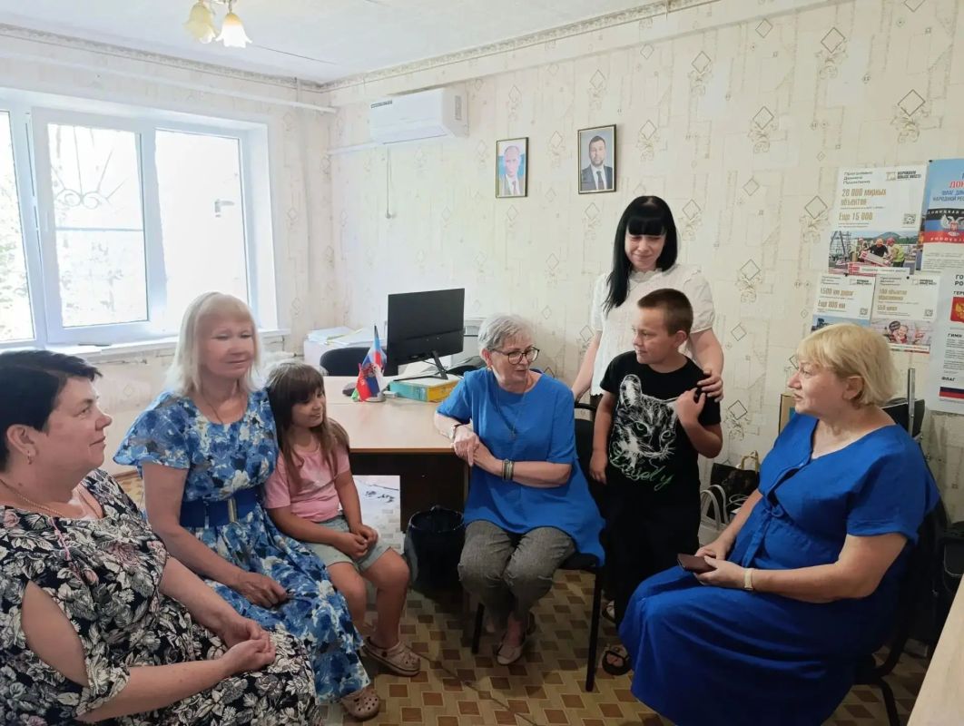 22 июля управляющий делами администрации городского округа Торез Наталья Бекетова провела встречу с трудовым коллективом Управления опеки и попечительства администрации городского округа Торез