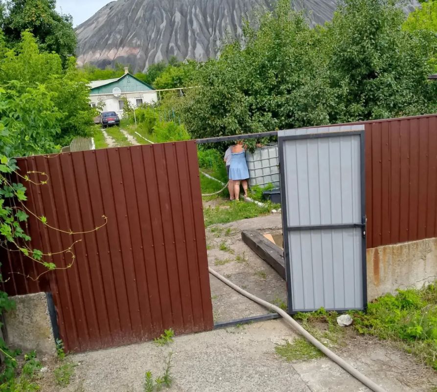 Сегодня, 23 июля, в Кировском внутригородском районе при поддержке региона-шефа Московская область согласно поступившим заявкам произведен подвоз воды для жителей пос Сегодня, 23 июля, в Кировском внутригородском районе при поддержке региона-шефа Московская область согласно поступившим заявкам произведен подвоз воды для жителей пос