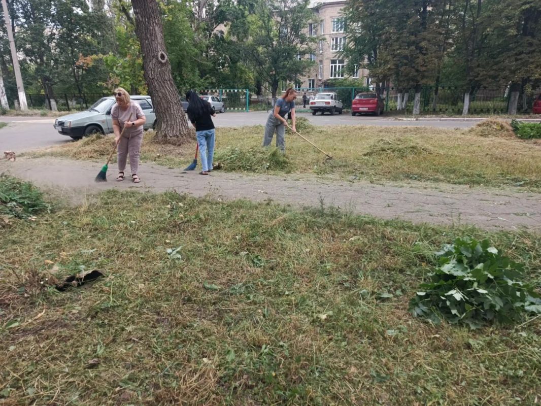 Сотрудники Управы Кировского района совместно с МУП АГОД ДНР "Зеленое строительство г. Донецка" присоединились к экологической акции «Чистый четверг», которая проходит в рамках проекта «Городская среда» Сотрудники Управы Кировского района совместно с МУП АГОД ДНР "Зеленое строительство г. Донецка" присоединились к экологической акции «Чистый четверг», которая проходит в рамках проекта «Городская среда»