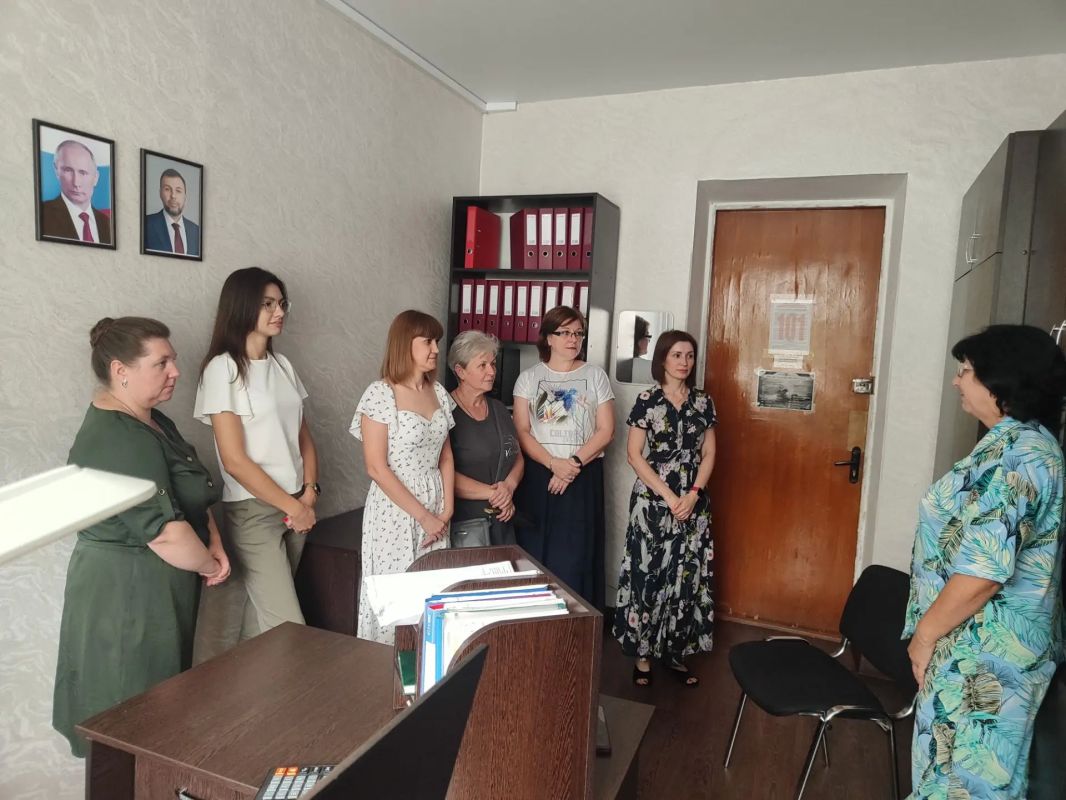 Депутат Торезского городского совета Жанна Попова провела встречу с коллективом управления финансов администрации городского округа Торез