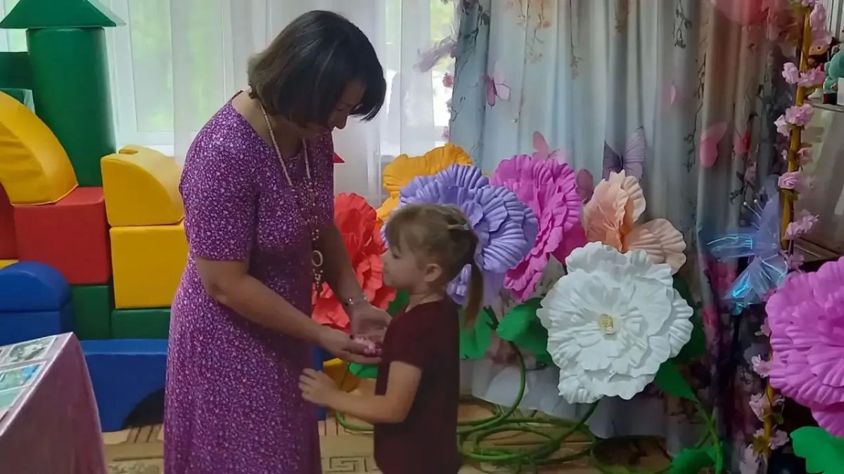 Сегодня ребят из ГБУ СОН «СРЦН г. Харцызска» посетили сотрудники МБУ «Музей истории города Харцызска» с познавательной выставкой открыток и писем на тему «История русской почты» Сегодня ребят из ГБУ СОН «СРЦН г. Харцызска» посетили сотрудники МБУ «Музей истории города Харцызска» с познавательной выставкой открыток и писем на тему «История русской почты»